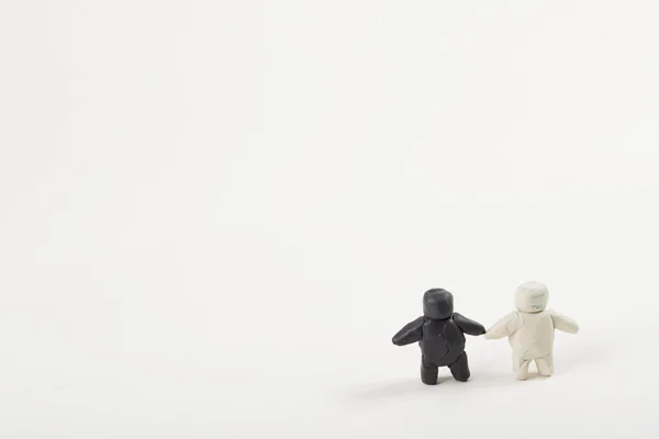 Två plastmän. stående isolerad på vit bakgrund — Stockfoto