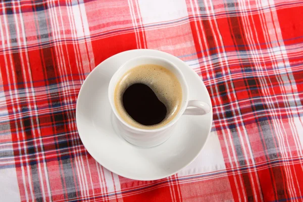 Tasse de café sur une nappe rouge — Photo