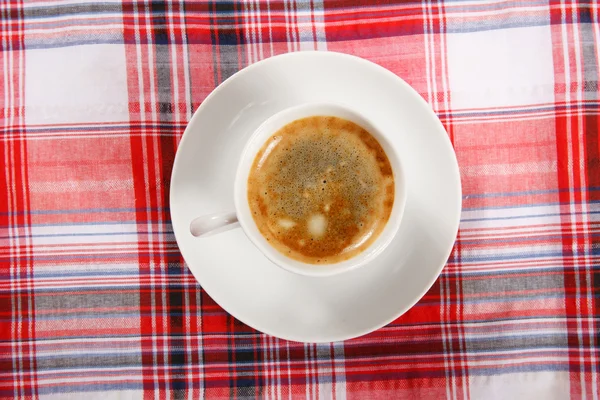 Tasse de café sur une nappe rouge — Photo