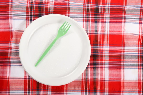 Picknick. Teller auf der Tischdecke — Stockfoto
