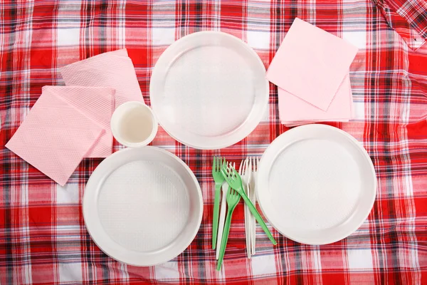 Пикник. тарелка на скатерти — стоковое фото