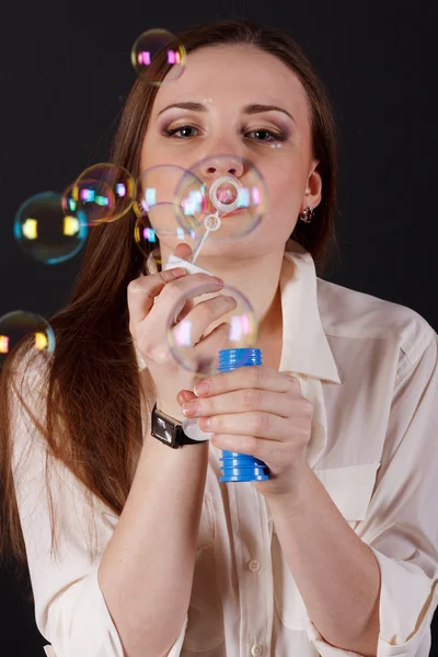 Flicka blåsa bubblor Royaltyfria Stockfoton