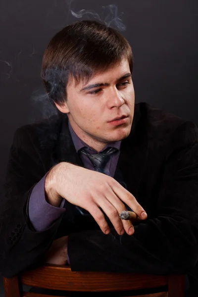 葉巻を吸っている青年実業家 ストック写真