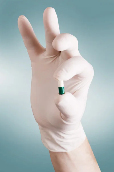 Pill i hand — Stockfoto