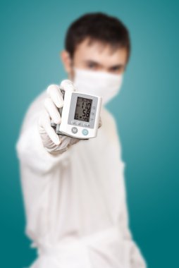 Doktor basınç ölçme aleti ile