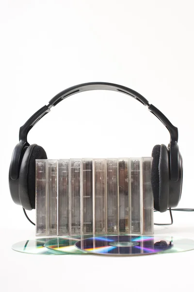 Černá sluchátka s cd diskem na bílém pozadí — Stock fotografie