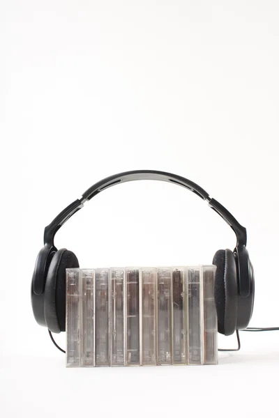 Zwarte hoofdtelefoon met cd schijf op wit — Stockfoto