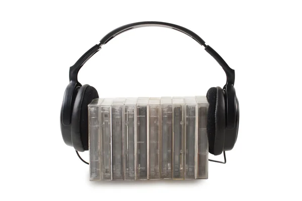 Schwarzer Kopfhörer mit CD auf weißer Platte — Stockfoto