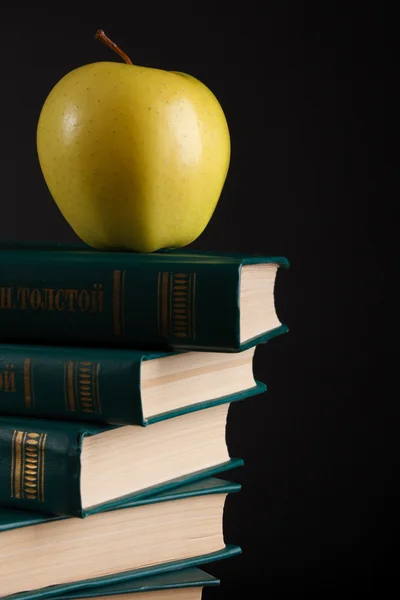 Manzana sobre libros —  Fotos de Stock
