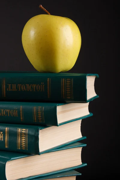 Apple över böcker — Stockfoto