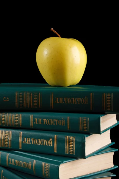 Apple над книгами — стоковое фото