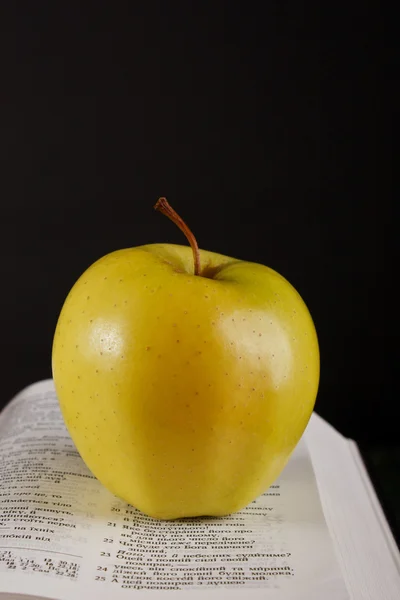 Apple над книгами — стоковое фото