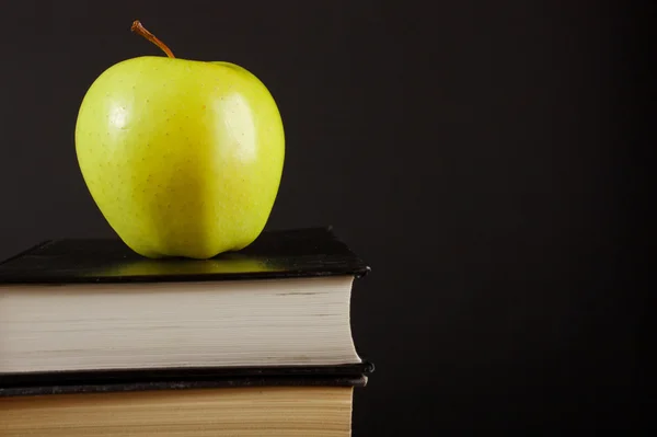 Manzana sobre libros — Foto de Stock