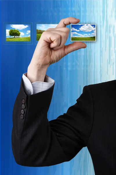 Podnikatel drží fotografie — Stock fotografie