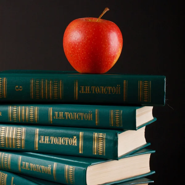 Apfel über Buch Stockfoto