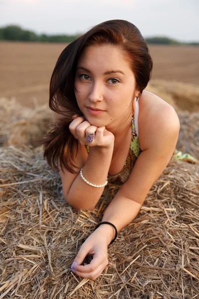 Portret van een mooi meisje op hooi — Stockfoto
