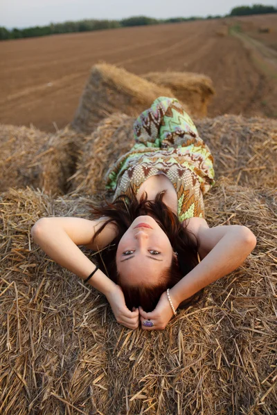 干し草の美しい少女の肖像画 — ストック写真