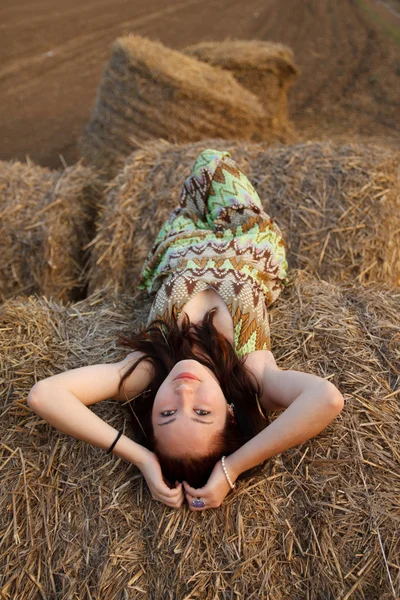 一个漂亮的女孩在干草上的肖像 — 图库照片
