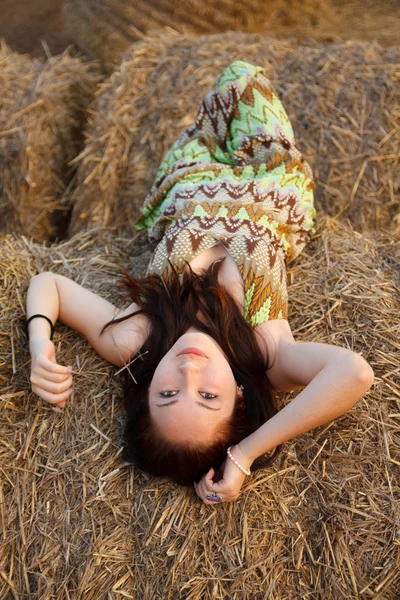 Retrato de una hermosa chica en el heno — Foto de Stock