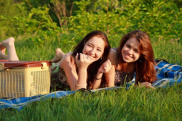 Δύο όμορφα κορίτσια σε ένα πικνίκ — Φωτογραφία Αρχείου