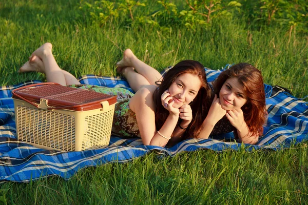 两个美丽的女孩，在一次野餐 — 图库照片