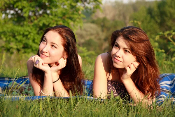 Zwei schöne Mädchen bei einem Picknick — Stockfoto