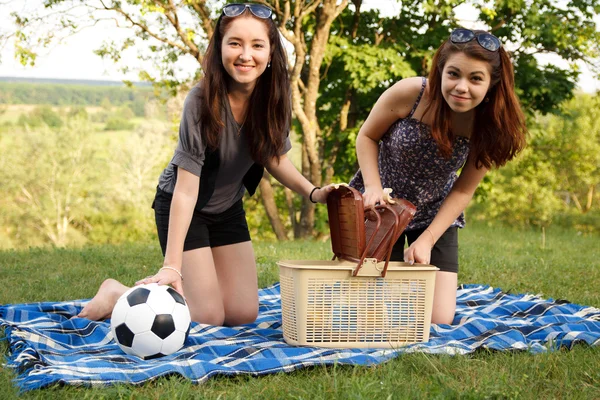Twee mooie meisjes op een picknick — Stockfoto