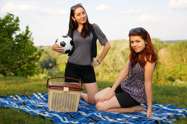 ピクニックで 2 つの美しい女の子 — ストック写真