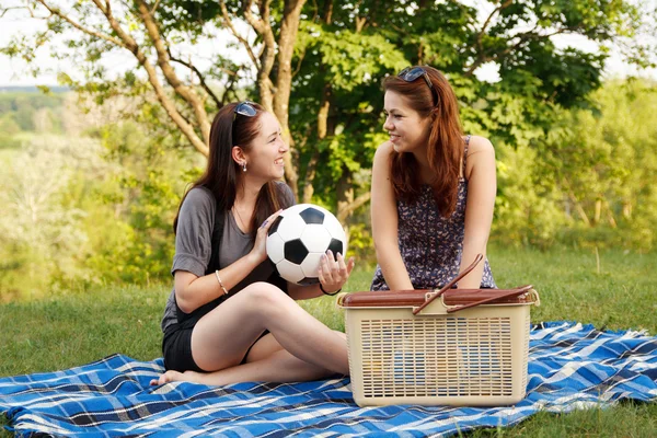 Dvě krásné dívky na pikniku — Stock fotografie