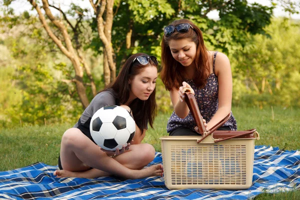 Dvě krásné dívky na pikniku — Stock fotografie