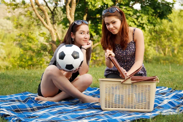 Två vackra flickor på en picknick — Stockfoto