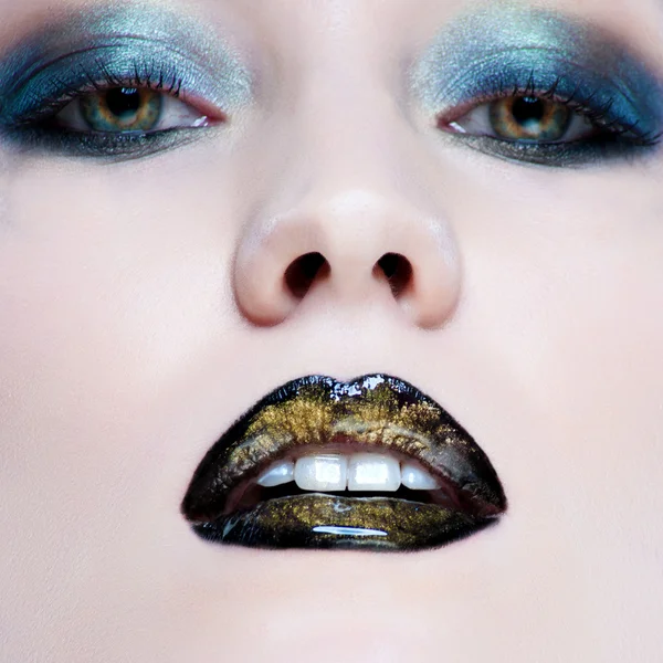 Retrato de cerca de la hermosa mujer joven caucásica con maquillaje glamour perla y labios negros — Foto de Stock