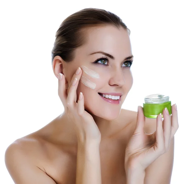 Feliz sorrindo bela mulher aplicando creme hidratante no rosto — Fotografia de Stock