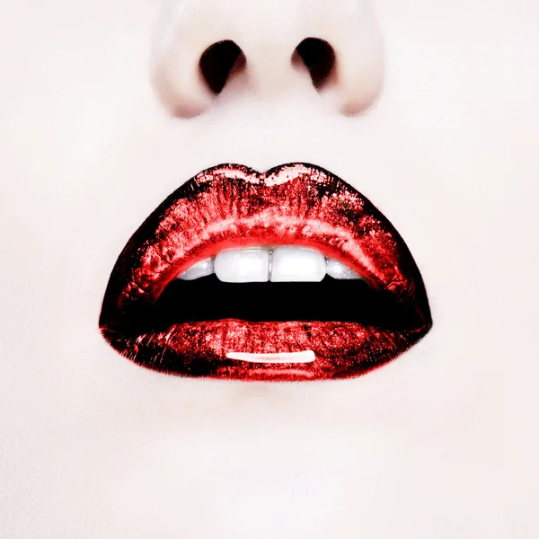 Glamour rode glans lippen met sensualiteit gebaar. — Stockfoto