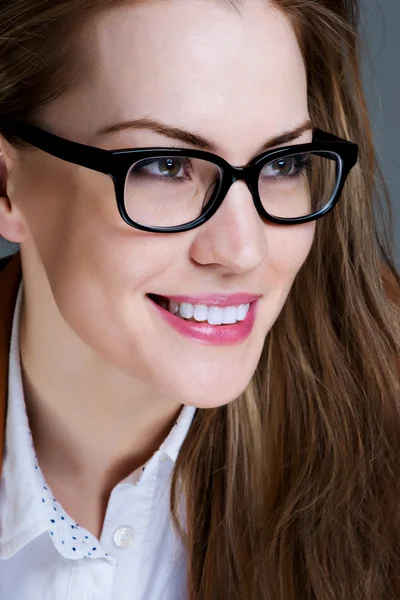 Красива ділова жінка в окулярах. Портрет крупним планом — стокове фото
