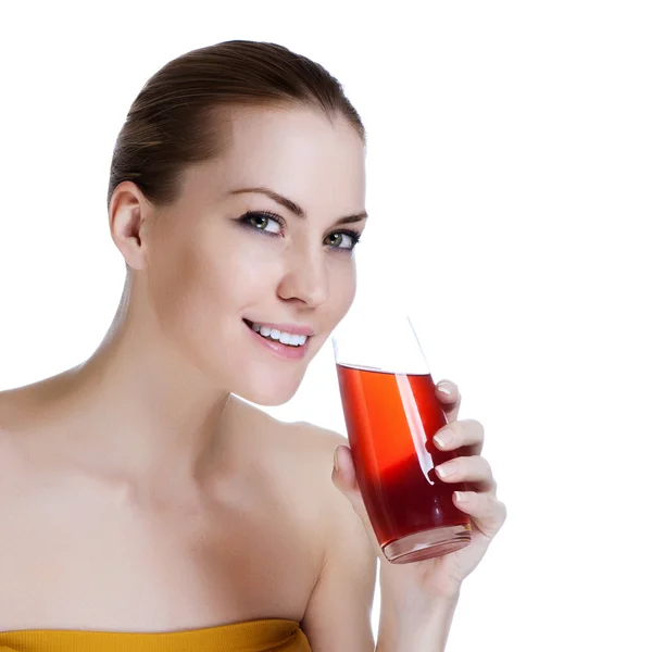 Mutlu genç güzel kadın elinde bardak taze meyve suyu — Stok fotoğraf