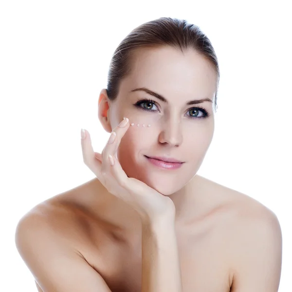 Gelukkig lachend mooie vrouw toepassing moisturizer crème op het gezicht — Stockfoto
