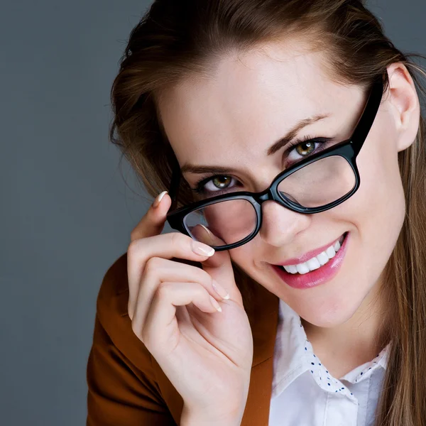 Mulher de negócios bonita com óculos. Retrato de close-up — Fotografia de Stock