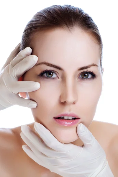 Plastische chirurgie aan het hoofd van een mooie vrouwelijke gezicht te raken — Stockfoto