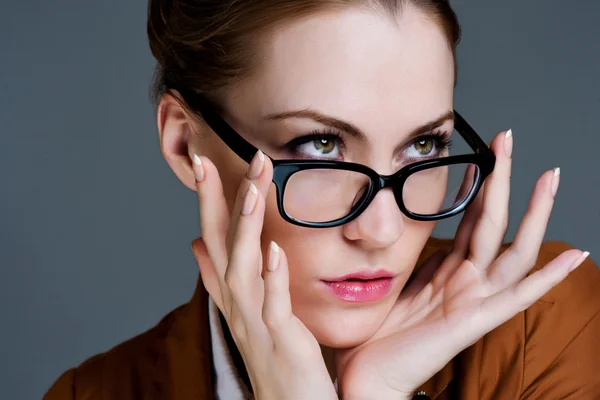 Vacker affärskvinna med glasögon. närbild porträtt — Stockfoto