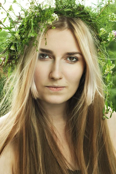 Krásná holka v lese v létě do fotoaparátu — Stock fotografie