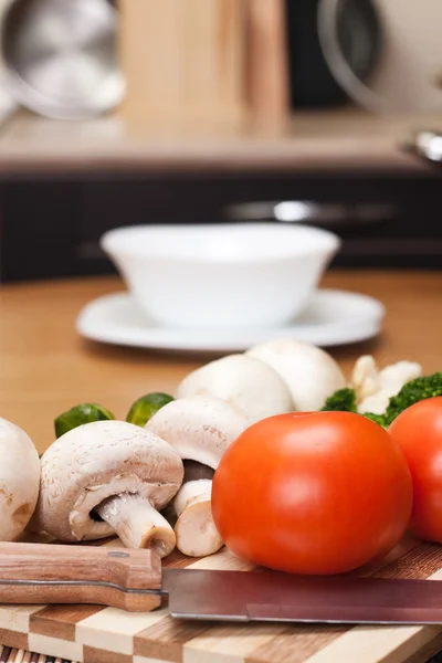 Složka potraviny na kuchyňském stole — Stock fotografie