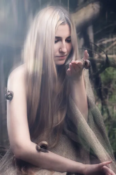 森の中の女の子。自然の概念との連帯 — ストック写真