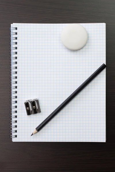 Caderno em branco e caneta na mesa — Fotografia de Stock