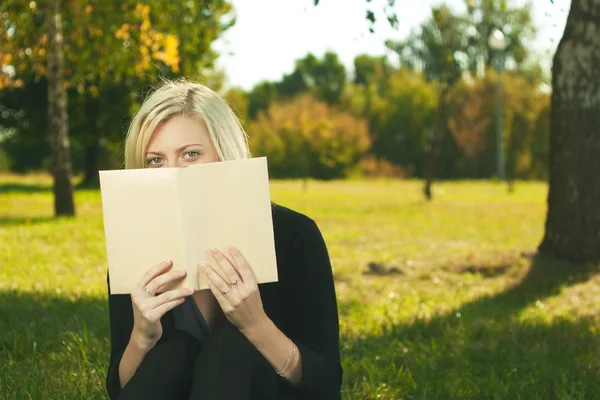 Φοιτητής κορίτσι ανάγνωση στο πάρκο — Φωτογραφία Αρχείου
