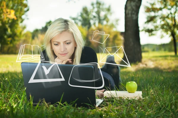 Student girl studying in park with laptop — Stock Photo, Image