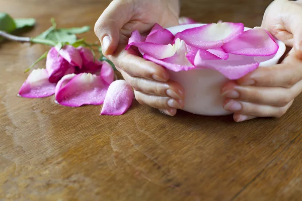 Bowl with water and rose petals — Stock Photo, Image