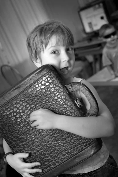 Pojke med resväska — Stockfoto