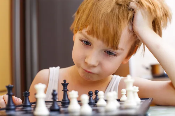 Αγόρι παίζοντας σκάκι — Φωτογραφία Αρχείου