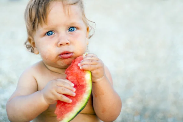 Дитина їсть кавун — стокове фото